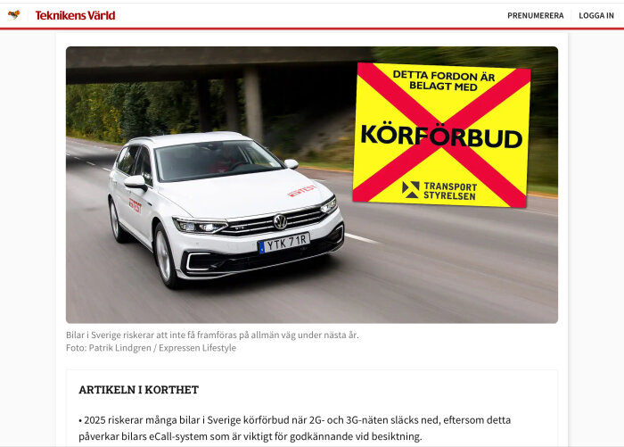 Vit Volkswagen med testdekor kör på väg bredvid skylt med "kör förbud" från Transportstyrelsen.