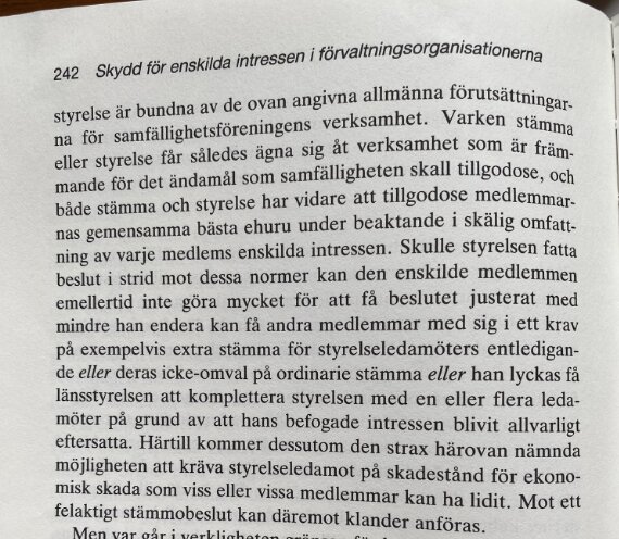 Bild på en bokuppslag med text om skydd för enskilda intressen i förvaltningsorganisationer, från sidan 242.