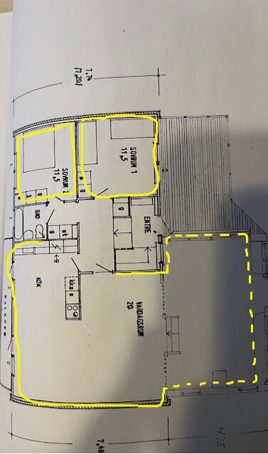 Ritning av suterränghus med markerade zoner för AC-installation i vardagsrum, kök och två sovrum.