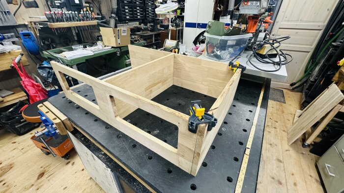 Träkonstruktion avdelar på verkstadsbord redo för provmontering i båt.