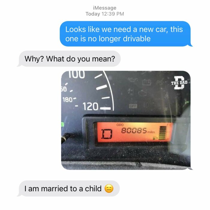 Skärmavbild av SMS-konversation om bilens mätarställning som bildar ordet "BOOBS".