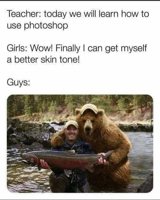 Man och björn med hatt som håller en stor fisk vid en flod, humoristiskt fotoshoppad bild.