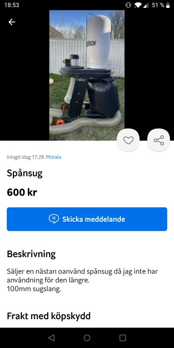 Nästan oanvänd spånsug till salu, vit och svart i färg, med 100mm sugslang, står utomhus.