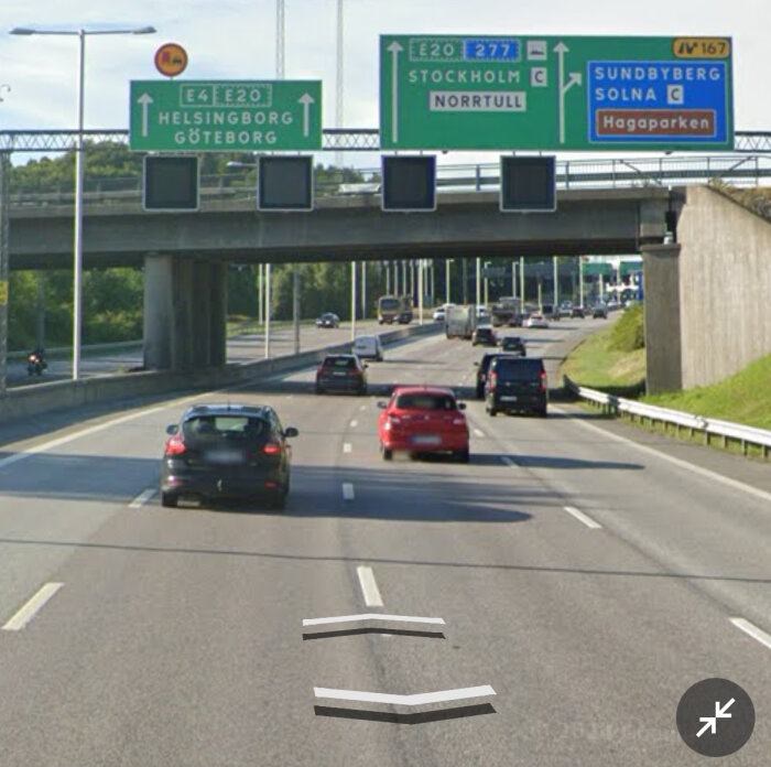 Trafik på motorväg E4 med vägskyltar mot Stockholm och Helsingborg.