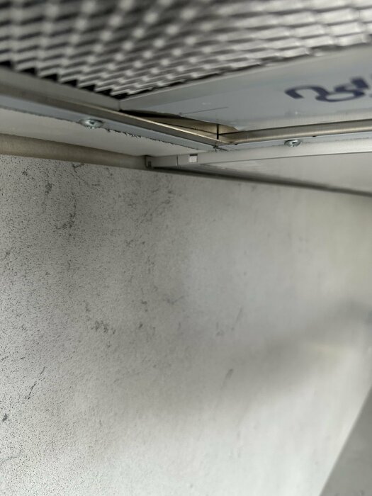 Glipa mellan övre kanten på en väggskiva och underkanten på köksskåp utan silikon.