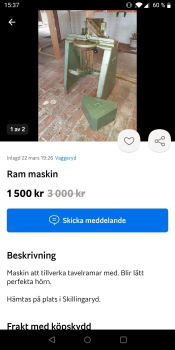 Verktygsmaskin för tillverkning av tavelramar står på tegelgolv i ett rum.