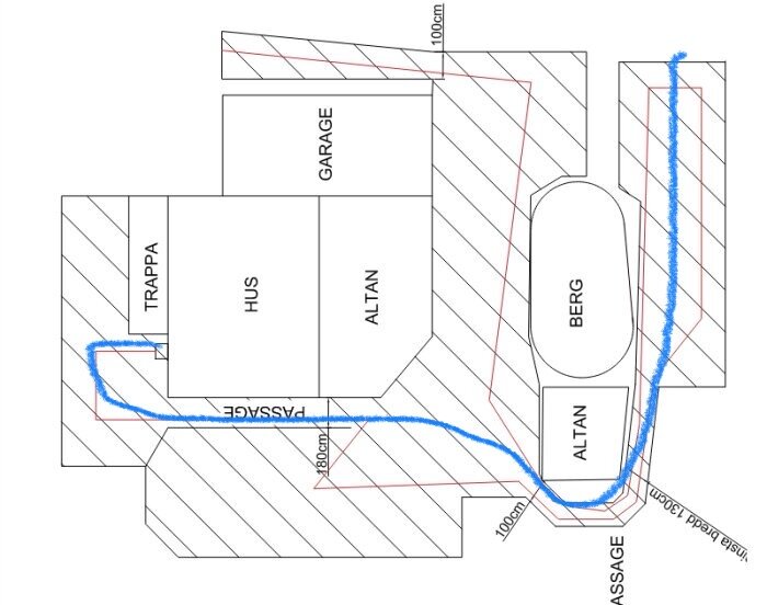 Ritning över en tomt med ett hus, garage och trädgårdsrörelsemönster markerat med en blå linje.