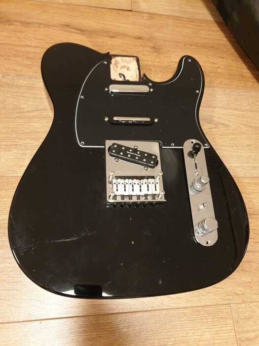 Slipad och epoxi-fylld Fender Telecaster gitarrkropp med svart finish redo för lackering.