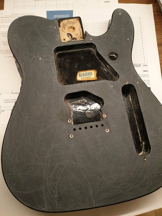 Avskalad Telecaster-gitarrkropp förberedd för blommigt projekt, ej lackad, med synlig elektronikfack och hål för strängar.