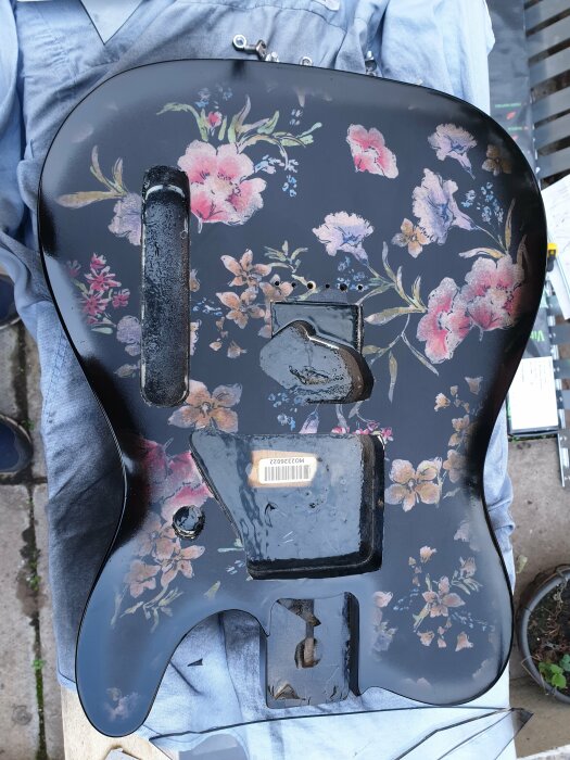 Fender Telecaster gitarrkropp med ett unikt blommigt tygmönster limmat över fram- och baksidan, slipad och redo för lackering.