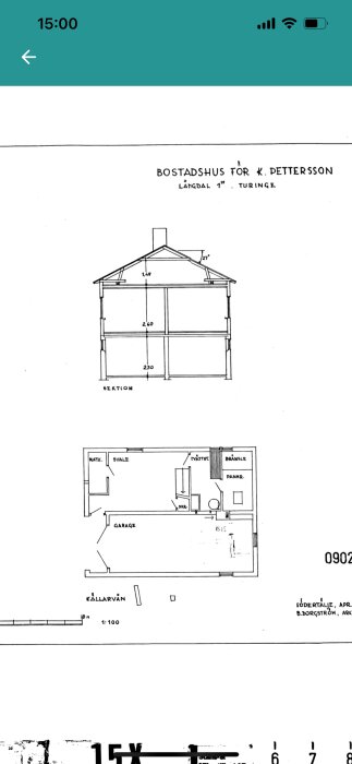 Byggnadssektion och planritning för ett bostadshus som visar mått för rumsindelning och dörröppningar.