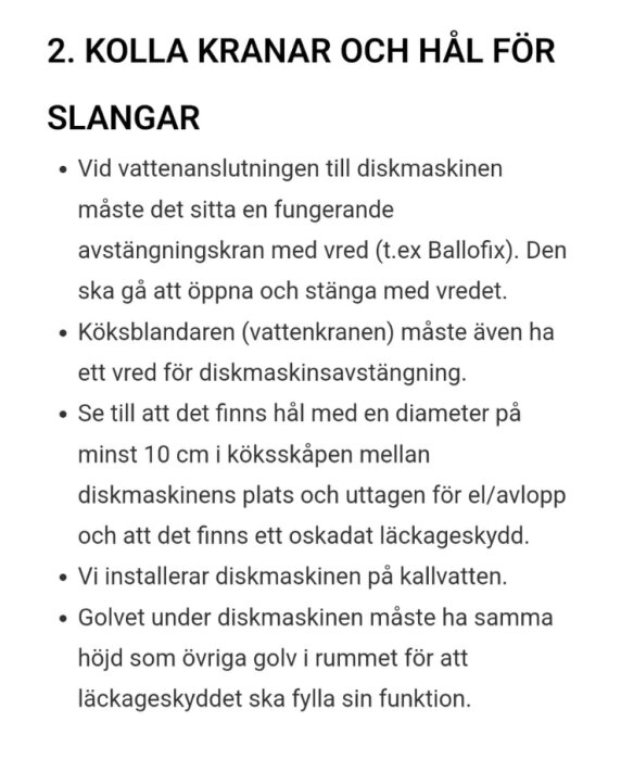 Textdokument med instruktioner för att kontrollera kranar och anslutningslangar vid installation av diskmaskin.