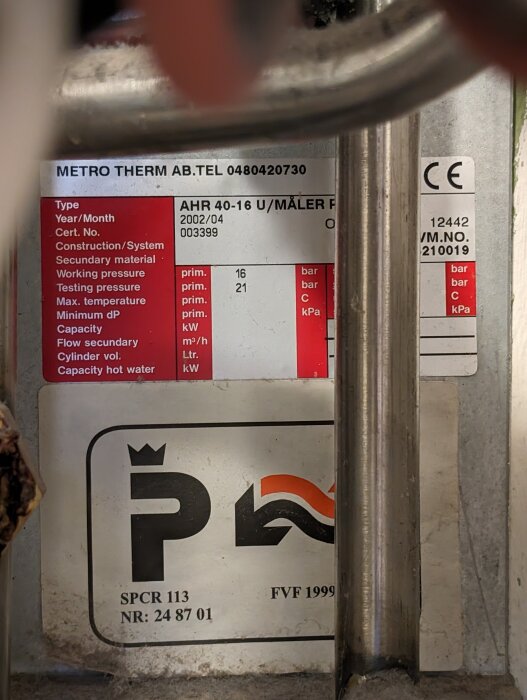 Närbild av informationsetikett på en nyinstallerad värmemätare från METRO THERM med tekniska specifikationer.