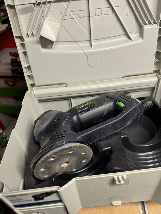 Använd slipmaskin från Festool i systainer, synlig damm och bruksspår, redo för försäljning.