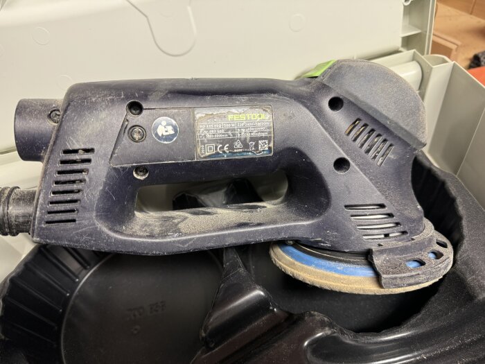 Använd Festool slipmaskin med damm och bruksspår, blå slippapper monterat.