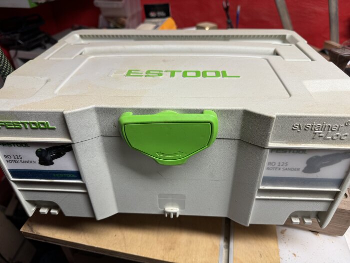Använd Festool systainer med slipmaskin, visar märken av användning, modell RO 125 Rotex Sander.