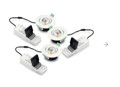 Fyra infällda spotlights med anslutna drivdon visande L, N, och E kontakter.