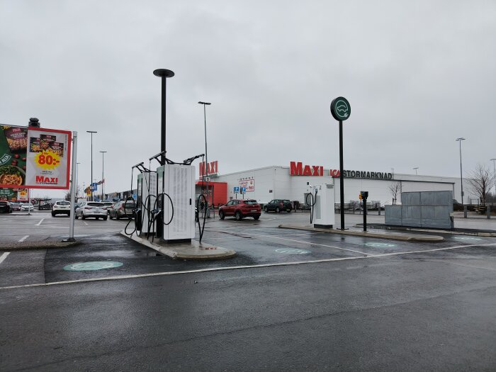 Elbilsladdningsstation på parkering med begränsat antal laddplatser vid ett köpcentrum.