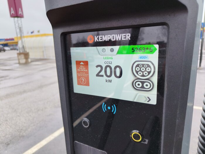 Display på en Kemppower-laddstation som visar 'LEDIG' och 200 kW laddningskapacitet.