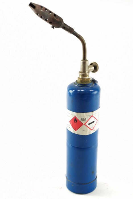 En bärbar blå gasolbrännare med märkning från AGA, använd för uppvärmning vid rörmokeri.