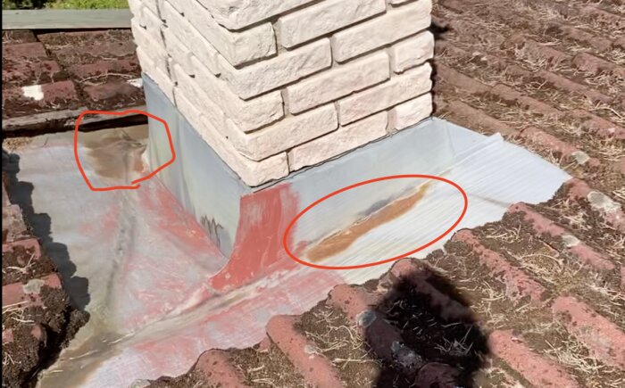 Rost och skador på plåtarbete runt en skorsten på ett tak behöver bedömas inför eventuell renovering.