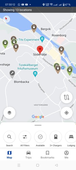 Karta över Södertälje med markerade laddstationer för elbilar, inklusive tillgänglighet och typ.