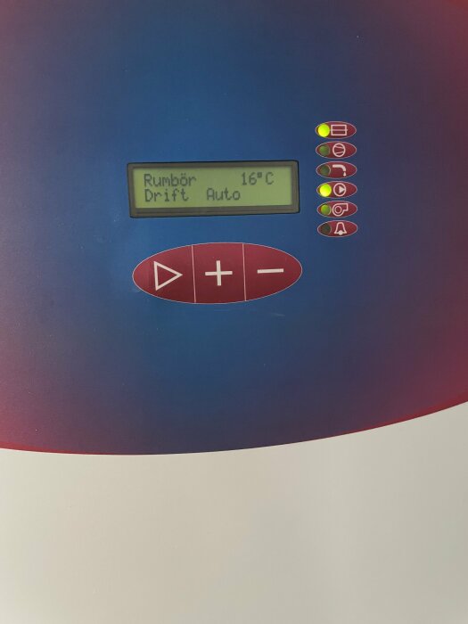 Display på en Thermia markvärmepump som visar rumstemperatur 16°C och driftsläge auto med larmindikatorer.