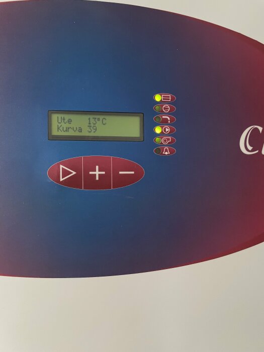 Display på en Thermia värmepump som visar 13°C ute och kurva 39.