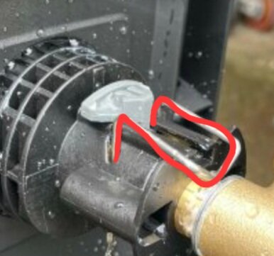 Låssprint markerad i rött på koppling mellan maskindel och guldig röranslutning.