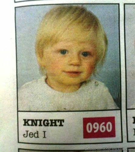 Passfotostorlek av ett litet barn med blont hår, vitt överdrag och rubriken "KNIGHT" och nummer "0960".
