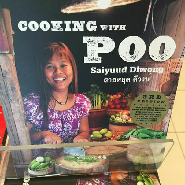 Kvinna ler bakom matlagningsbord med texten "COOKING WITH POO 3rd EDITION Saiyuud Diwong" ovanför.