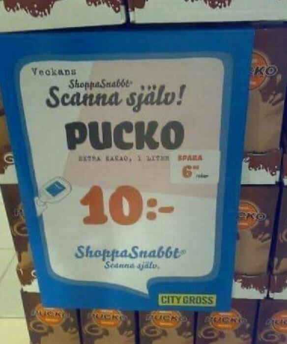 Reklamskylt för Pucko chokladdryck med erbjudande "10:-" hos City Gross, slogan "ShoppaSmart, ShoppaSnabbt".