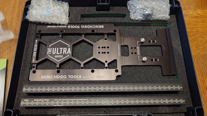 En railsquare med etiketten "THE ULTRA" av "BENCHDOG TOOLS" utlagd i ett svart fodral med skumskydd.