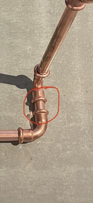 Egenbyggd köksblandare av kopparrör markerad vid kopplingen där pipen ska kunna rotera.