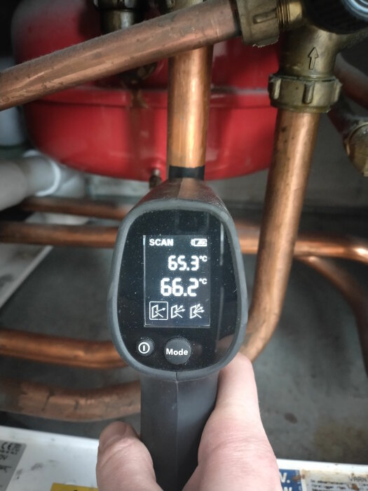 IR-termometer som visar en temperatur på 65.3 grader Celsius på en varmvattenberedare.