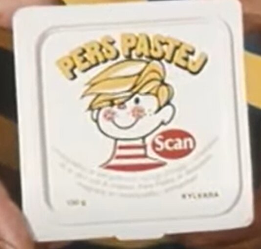 Illustration av en pojke med texten "Pers Pastej" och Scan-logotypen på en produktförpackning.