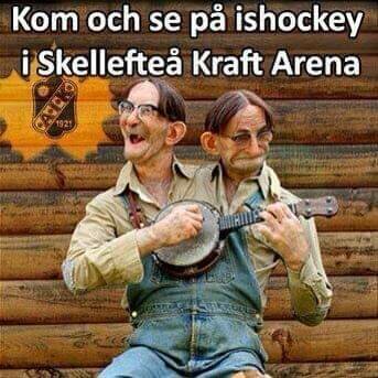 Två karaktärer från en komediserie sitter på en stock och spelar banjo med texten "Kom och se på ishockey i Skellefteå Kraft Arena".