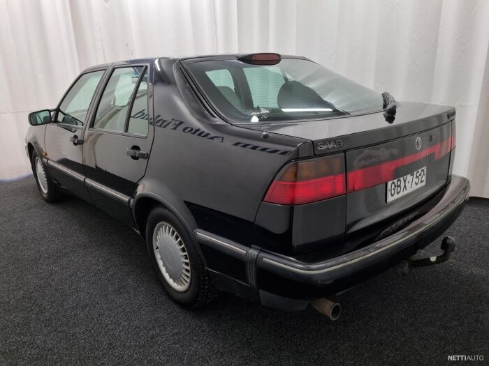 Svart Saab 9000 bil från 1995, manuell 2.3 turbo, parkerad inomhus visas bakifrån och sidan.