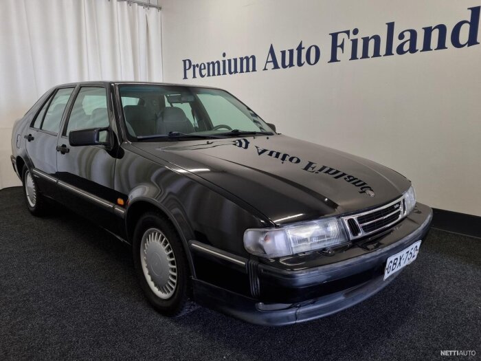 Saab 9000 manuell 2.3 turbo från 1995, svart, parkerad inuti en bilhall.