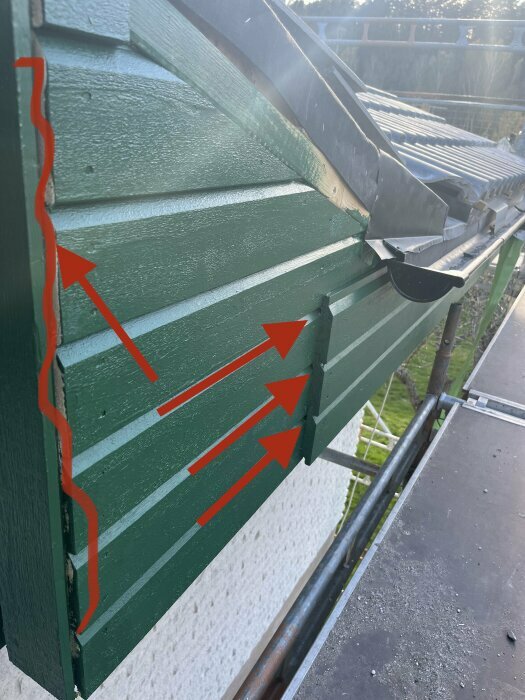 Felaktigt monterad plåt och panel med synliga fel som markerats med röda pilar.