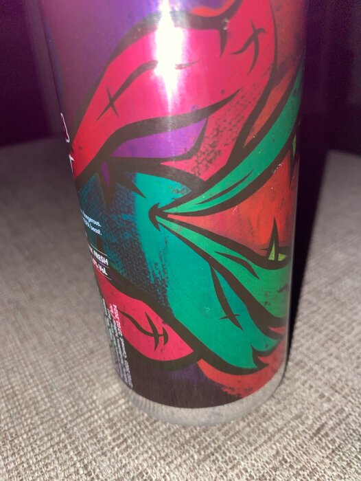 Färgglad ölburk med abstrakt konstnärlig design från Salama brewing.