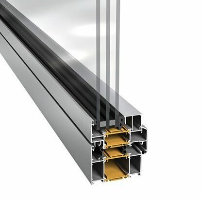 Tvärsnitt av en modern aluminiumfönsterprofil med material som bryter köldbryggan.