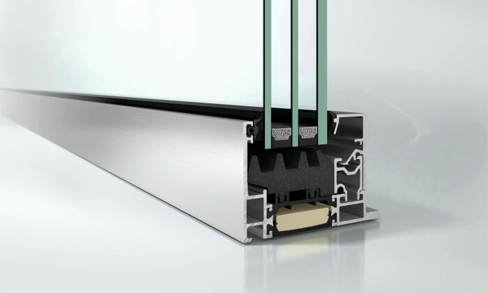 Tvärsnitt av ett aluminiumfönster som visar inbyggd köldbrygga och isolering.