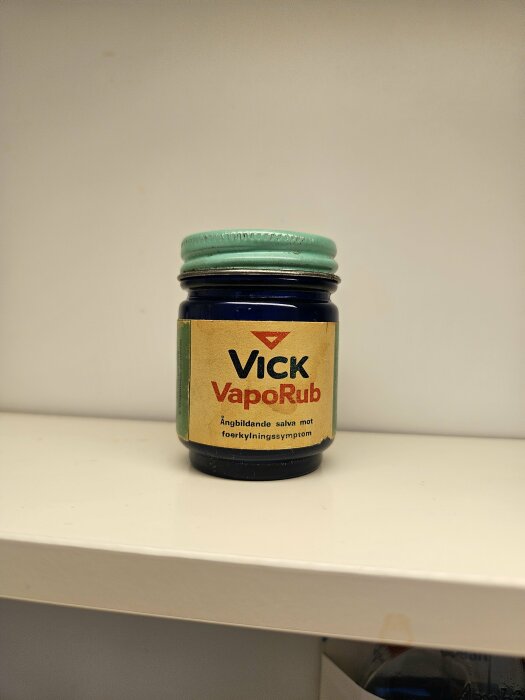 En burk Vicks VapoRub på en hylla.