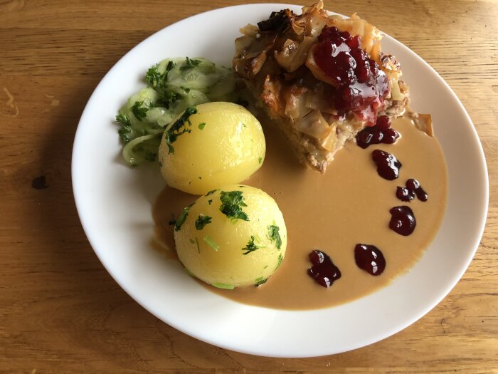 Traditionell svensk köttfärslimpa med kokt potatis, brunsås, lingonsylt och broccoli.