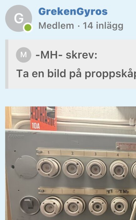 Ett öppet proppskåp med säkringar, vissa säkringar saknas.