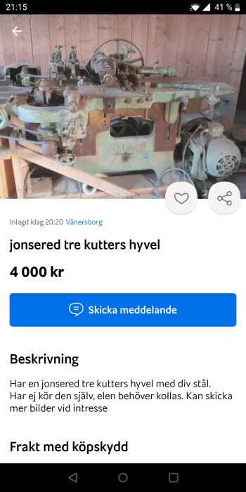 Gamla Jonsered trähyvelmaskin med tre kutterstålar, behöver underhåll, står i ett trärumsförvaring.