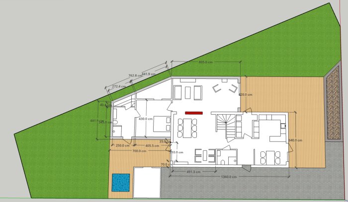 Planritning av en 1,5 plans villa med tilltänkt tillbyggnad och måttangivelser, inklusive altaner och tomtgränser.