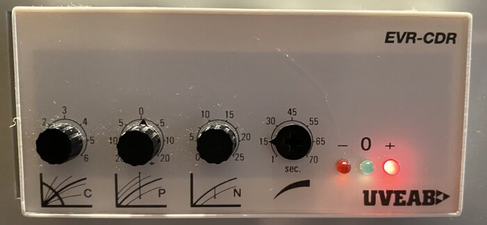 Reglagepanel för värmesystem med inställningsrattar och statuslampor, märkt EVR-CDR.