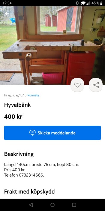 Använd hyvelbänk i verkstad med skruvstäd och verktyg, mitt i renoveringsprojekt.